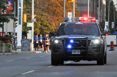 Toronto, ON, Kanada - 2 Eylül 2022: Spor müsabakası sırasında Toronto sokaklarında polis arabası