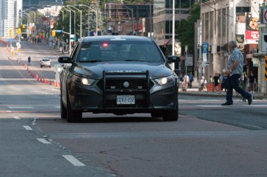 Toronto, ON, Kanada - 2 Eylül 2022: Spor müsabakası sırasında Toronto sokaklarında polis arabası