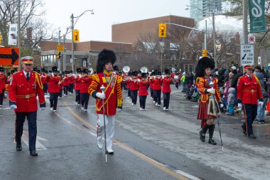 Toronto, ON, Kanada 20 Kasım 2022: İnsanlar Toronto, Kanada 'daki 118. Toronto Noel Baba Geçidi' ne katılıyor