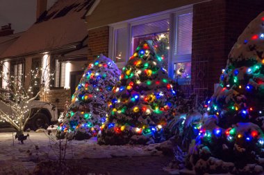 Toronto, Ontario, Kanada - 10 Aralık 2022: Noel için ışıklandırılmış eve bakın