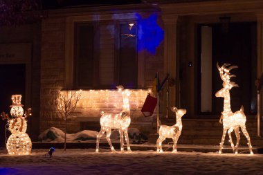 Toronto, Ontario, Kanada - 10 Aralık 2022: Noel için ışıklandırılmış eve bakın
