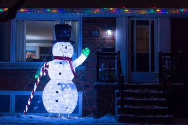 Toronto, Ontario, Kanada - 10 Aralık 2022: Noel için ışıklandırılmış eve bakın