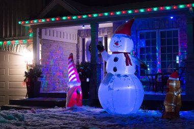Toronto, Ontario, Kanada - 10 Aralık 2022: Noel için ışıklandırılmış eve bakın