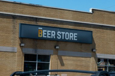 Toronto, ON, Kanada 17 Aralık 2022: Toronto Ulaşım Komisyonu 'nun Toronto şehir merkezindeki taşımacılık şirketinin işareti