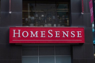 Toronto, ON, Kanada - 17 Aralık 2022: Kanada 'daki Home Sense mağazasının tabelasına bakın