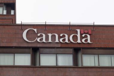 Toronto, ON, Kanada 17 Aralık 2022 Toronto şehir merkezindeki Kanada Kraliyet Bankası logosu ve markası.