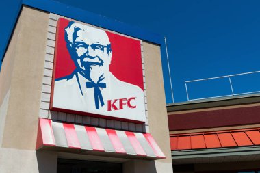 Toronto, ON, Kanada - 17 Aralık 2022 KFC tabelasına bakın. Kentucky Fried Chicken, merkezi Louisville, Kentucky 'de bulunan ve kızarmış tavuk üzerine uzmanlaşmış bir fast-food restoran zinciri.