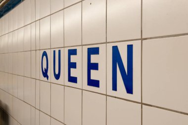 Toronto, ON, Kanada 17 Aralık 2022 'de Queen Toronto metro istasyonunda görüldü. Toronto metrosu Toronto ve komşu şehir Vaughan 'a hizmet veren hızlı bir ulaşım sistemidir., .