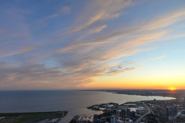 Toronto, On, Kanada - 7 Ekim 2019: Günbatımında Toronto 'nun merkezinde görüldü. Fotoğraf CN Kulesi 'nin tepesinden çekildi..