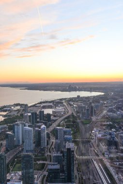 Toronto, On, Kanada - 7 Ekim 2019: Günbatımında Toronto 'nun merkezinde görüldü. Fotoğraf CN Kulesi 'nin tepesinden çekildi..
