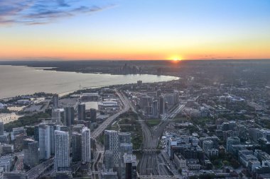 Toronto, On, Kanada - 7 Ekim 2019: Günbatımında Toronto 'nun merkezinde görüldü. Fotoğraf CN Kulesi 'nin tepesinden çekildi..