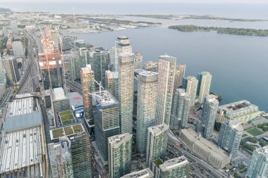 Toronto, On, Kanada - 7 Ekim 2019: Günbatımında Toronto 'nun merkezinde görüldü. Fotoğraf CN Kulesi 'nin tepesinden çekildi..
