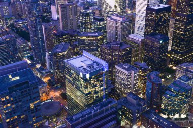 Toronto, On, Kanada - 7 Ekim 2019: Günbatımında Toronto 'nun merkezinde görüldü. Fotoğraf CN Kulesi 'nin tepesinden çekildi..