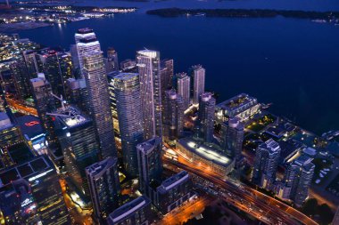 Toronto, On, Kanada - 7 Ekim 2019: Günbatımında Toronto 'nun merkezinde görüldü. Fotoğraf CN Kulesi 'nin tepesinden çekildi..