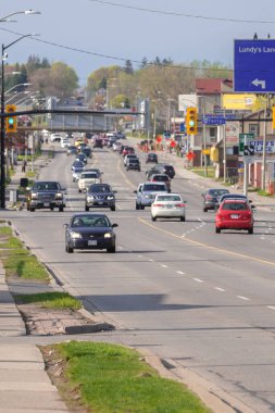 Yaz mevsiminde Niagara Şelalesi sokağının manzarası