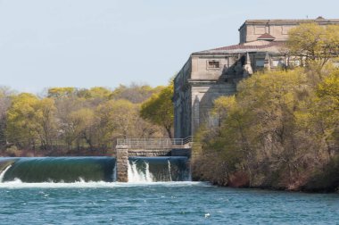 Niagara Falls adlı yaz zaman Kanada tarafında görüntülemek