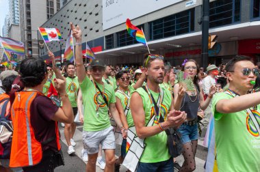 Toronto, ON, Kanada 26 Haziran 2022: Toronto 'daki 2022 Geleneksel Onur Yürüyüşü' ne katılanlar.