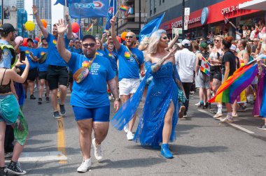Toronto, ON, Kanada 26 Haziran 2022: Toronto 'daki 2022 Geleneksel Onur Yürüyüşü' ne katılanlar.