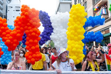 Toronto, ON, Kanada 26 Haziran 2022: Toronto 'daki 2022 Geleneksel Onur Yürüyüşü' ne katılanlar.