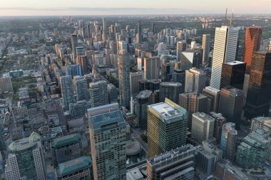 Toronto, On, Kanada - 7 Ekim 2019: Günbatımında Toronto 'nun merkezinde görüldü. Fotoğraf CN Kulesi 'nin tepesinden çekildi..