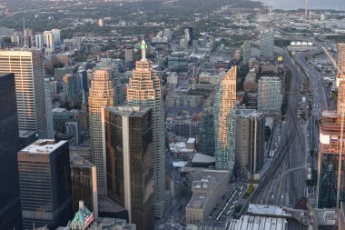 Toronto, On, Kanada - 7 Ekim 2019: Günbatımında Toronto 'nun merkezinde görüldü. Fotoğraf CN Kulesi 'nin tepesinden çekildi..