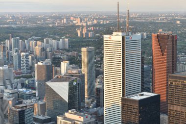 Toronto, On, Kanada - 7 Ekim 2019: Günbatımında Toronto 'nun merkezinde görüldü. Fotoğraf CN Kulesi 'nin tepesinden çekildi..