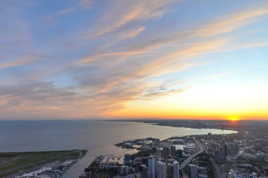 Toronto, On, Kanada - 7 Ekim 2019: Günbatımında Toronto 'nun merkezinde görüldü. Fotoğraf CN Kulesi 'nin tepesinden çekildi..