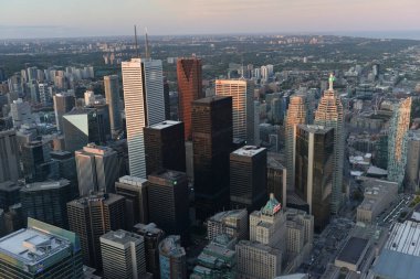 Toronto, On, Kanada - 7 Ekim 2019: Günbatımında Toronto 'nun merkezinde görüldü. Fotoğraf CN Kulesi 'nin tepesinden çekildi..