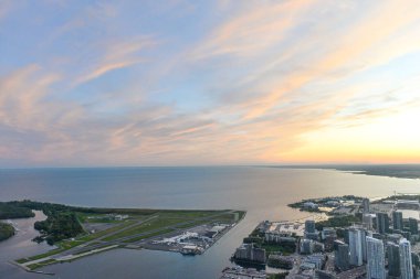 Toronto, On, Kanada - 7 Ekim 2019: Günbatımında Toronto 'nun merkezinde görüldü. Fotoğraf CN Kulesi 'nin tepesinden çekildi..