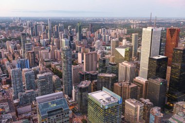 Toronto, On, Kanada - 7 Ekim 2019: Günbatımında Toronto 'nun merkezinde görüldü. Fotoğraf CN Kulesi 'nin tepesinden çekildi..