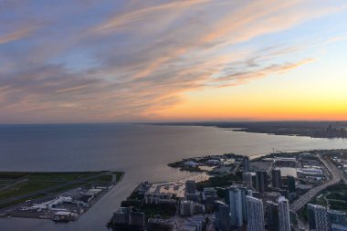 Toronto, On, Kanada - 7 Ekim 2019: Günbatımında Toronto 'nun merkezinde görüldü. Fotoğraf CN Kulesi 'nin tepesinden çekildi..