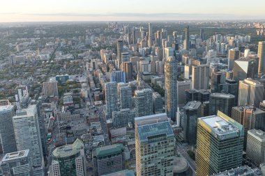 Toronto, On, Kanada - 7 Ekim 2019: Günbatımında Toronto 'nun merkezinde görüldü. Fotoğraf CN Kulesi 'nin tepesinden çekildi..
