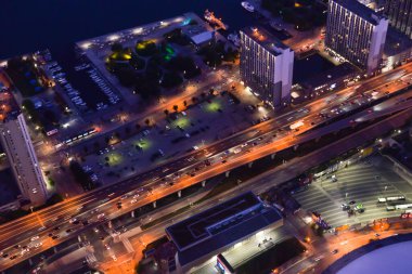 Toronto, On, Kanada - 7 Ekim 2019: Günbatımında Toronto 'nun merkezinde görüldü. Fotoğraf CN Kulesi 'nin tepesinden çekildi..