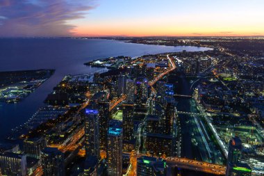 Toronto, On, Kanada - 7 Ekim 2019: Günbatımında Toronto 'nun merkezinde görüldü. Fotoğraf CN Kulesi 'nin tepesinden çekildi..