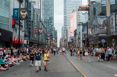 Toronto, ON, Kanada 26 Haziran 2022: Toronto 'daki 2022 Geleneksel Onur Yürüyüşü' ne katılanlar.