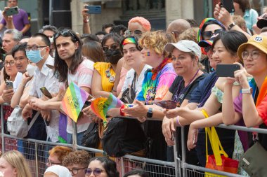 Toronto, ON, Kanada 26 Haziran 2022: Toronto 'daki 2022 Geleneksel Onur Yürüyüşü' ne katılanlar.