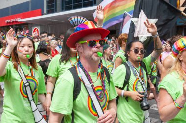 Toronto, ON, Kanada 26 Haziran 2022: Toronto 'daki 2022 Geleneksel Onur Yürüyüşü' ne katılanlar.