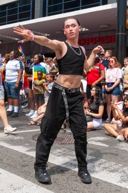 Toronto, ON, Kanada 26 Haziran 2022: Toronto 'daki 2022 Geleneksel Onur Yürüyüşü' ne katılanlar.