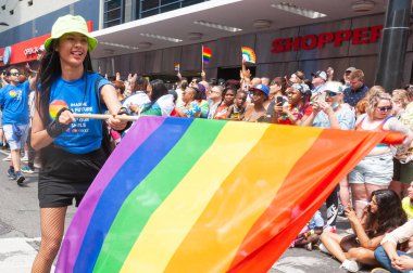 Toronto, ON, Kanada 26 Haziran 2022: Toronto 'daki 2022 Geleneksel Onur Yürüyüşü' ne katılanlar.