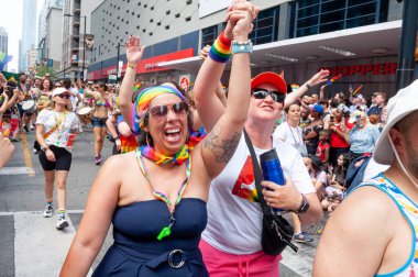 Toronto, ON, Kanada 26 Haziran 2022: Toronto 'daki 2022 Geleneksel Onur Yürüyüşü' ne katılanlar.