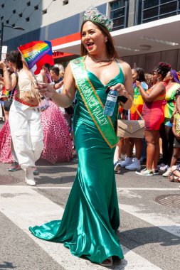 Toronto, ON, Kanada 26 Haziran 2022: Toronto 'daki 2022 Geleneksel Onur Yürüyüşü' ne katılanlar.