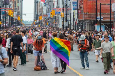 Toronto, ON, Kanada 26 Haziran 2022: Toronto 'daki 2022 Geleneksel Onur Yürüyüşü' ne katılanlar.