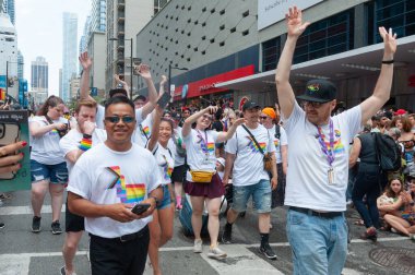 Toronto, ON, Kanada 26 Haziran 2022: Toronto 'daki 2022 Geleneksel Onur Yürüyüşü' ne katılanlar.