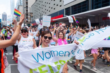 Toronto, ON, Kanada 26 Haziran 2022: Toronto 'daki 2022 Geleneksel Onur Yürüyüşü' ne katılanlar.