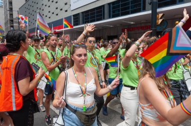 Toronto, ON, Kanada 26 Haziran 2022: Toronto 'daki 2022 Geleneksel Onur Yürüyüşü' ne katılanlar.