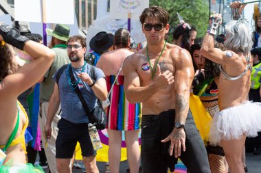 Toronto, ON, Kanada 26 Haziran 2022: Toronto 'daki 2022 Geleneksel Onur Yürüyüşü' ne katılanlar.