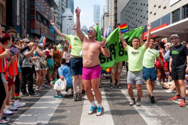 Toronto, ON, Kanada 26 Haziran 2022: Toronto 'daki 2022 Geleneksel Onur Yürüyüşü' ne katılanlar.
