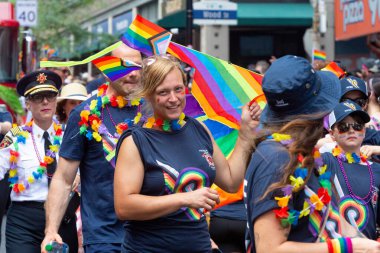 Toronto, ON, Kanada 26 Haziran 2022: Toronto 'daki 2022 Geleneksel Onur Yürüyüşü' ne katılanlar.