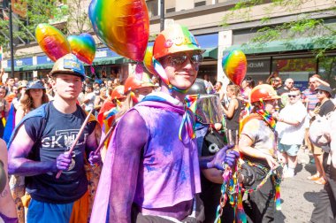 Toronto, ON, Kanada 26 Haziran 2022: Toronto 'daki 2022 Geleneksel Onur Yürüyüşü' ne katılanlar.