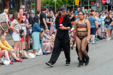 Toronto, ON, Kanada 26 Haziran 2022: Toronto 'daki 2022 Geleneksel Onur Yürüyüşü' ne katılanlar.